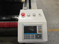 Découpeuse laser grand format pour tissus textiles 1625 1825 avec chargeur motorisé pour la fabrication de tapis et de moquettes de décoration intérieure
