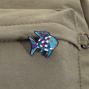 Arco Iris pez esmalte Pin imagen libro inspirado broche dibujos animados escamas solapa insignia joyería regalo para niños - Product Image 3
