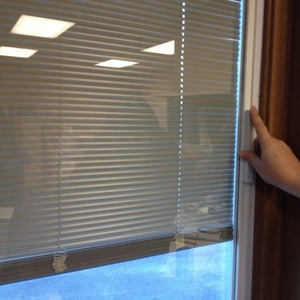 Fenêtres en aluminium avec volets verticaux internes, double vitrage, stores magnétiques avec système d'opération magnétique - Product Image 1