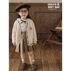 2023 New Girls' College Style due pezzi <span class=keywords><strong>Plaid</strong></span> per <span class=keywords><strong>bambini</strong></span> Teddy Bear Cable Logo ricamato College Shirt/Cardigan - Product Image 1