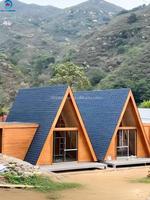 Maison en bois préfabriquée personnalisable avec espace de vie extérieur pour station balnéaire ou complexe forestier