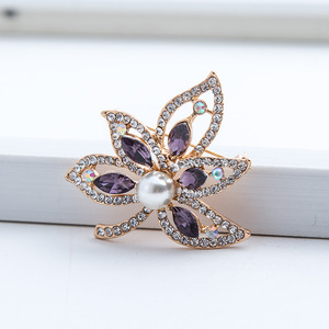 Broche ajourée en forme de feuille d'érable dorée, ornée de cristaux violets marquise, style corsage, directement de l'usine, pour le commerce transfrontalier - Product Image 2