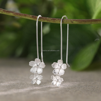 Lotus Fun Boucles d'oreilles pendantes en argent sterling 925 plaqué or, motif fleur de mignonette, bijoux fins, style nature délicat
