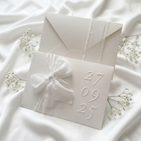 Carte d'invitation de mariage de luxe en papier de coton texturé blanc avec monogramme en relief, manchon en mousseline avec nœud, double bordure, impression personnalisée