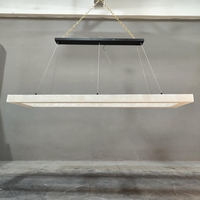 Suspension LED minimaliste à cadre linéaire en laiton, corps en onyx, chaîne dorée, abat-jour en albâtre noir, lumière chaude douce 2700K