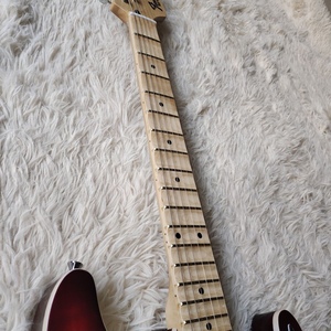 Guitarra Eléctrica de Alta Gama con Orificios en Forma de F, Fabricada en Madera Sólida, Profesional para Presentaciones, con un Aspecto Premium y Elegante - Product Image 6