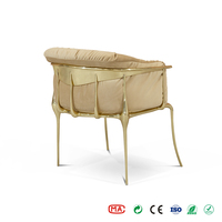 Fauteuil de luxe en velours camel avec structure sculpturale en laiton doré, mobilier sur mesure pour toute la maison, capitonné, pour villa et hôtel