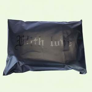 Faible MOQ 50 pièces Sac express noir personnalisé Sac de courrier mat rouge Polymailer Emballage d'expédition Sac pour vêtements - Product Image 1