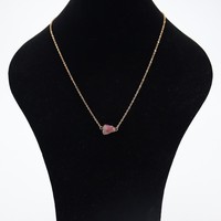 Collier pendentif tendance pour femme en pierre naturelle cristalline prismatique améthyste lapis-lazuli, pierre brute irrégulière avec chaîne en cuivre