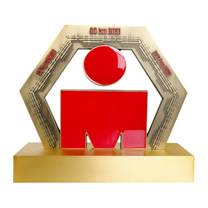 Trophées exclusifs du championnat Ironman de <span class=keywords><strong>la</strong></span> course à pied Marathon Sports personnalisés Gris d'or pour le gagnant de <span class=keywords><strong>la</strong></span> première place - Product Image 1
