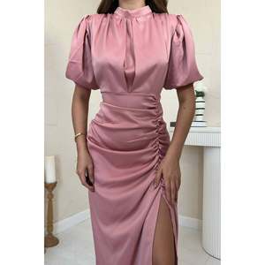 Robe de soirée fourreau en satin rose poudré, col montant, froncée, fendue, taille naturelle, vente en gros - Product Image 1