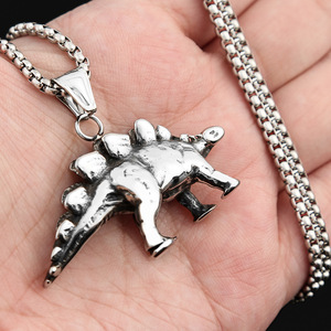 Collier pendentif dinosaure en acier inoxydable pour homme, bijou en forme d'animal, chaîne de 60 cm en acier coloré, accessoire de mode pour pull - Product Image 4