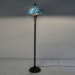 Lampes sur pied doubles LongHuiJing traditionnelles de style Tiffany avec plumes de paon, design en verre coloré de 63 pouces, base en résine multicolore - Product Image 3
