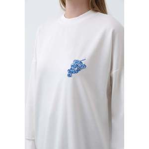 เสื้อคลุมผู้หญิงปักลายองุ่นด้านหน้าและลายผลไม้ด้านหลัง - 10653TUN - สีเอครู - Product Image 2
