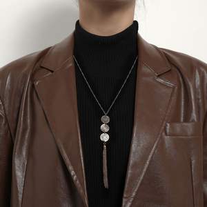 Collar con colgante de borla redonda geométrica de pieza hueca Vintage de joyería transfronteriza para mujer - Product Image 1