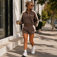 Conjunto de dos piezas al por mayor para mujer: Sudadera corta de algodón polar color moca con cremallera de cuarto y pantalones cortos casuales con paneles en contraste color marfil.