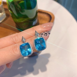 Bijoux minimalistes écologiques en cuivre plaqué argent, boucles d'oreilles géométriques en zircone cubique bleue de 12*14 mm pour femmes - Product Image 2