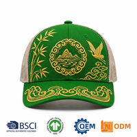 Casquette Trucker de Luxe Style Streetwear Oriental en Maille avec Broderie Ornementale Dorée et Motif Fleur de Cerisier, Personnalisable, Art Haut de Gamme