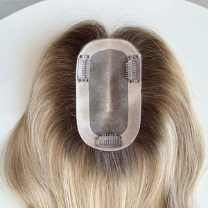 Listo para enviar: Topper de cabello europeo 3x5.5 con base mono y clips de PU, ondulado, color rubio balayage, para mujeres con pérdida de cabello. - Product Image 3