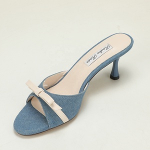 Sandales mules décontractées pour femmes en denim délavé, à talon fin, avec nœud en cuir contrastant, style plage - Product Image 4