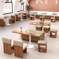 Ensemble de mobilier commercial pour salon de thé : table ronde en bois, banquette de rangement et tabourets pour café