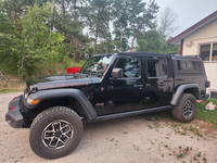 XINYI Aluminium-Hartschalen-LKW-Überdachung für Jeep Gladiator, Mattschwarze Camper-Shell mit MOLLE-Seitenpanel und Dachgepäckträger