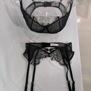 Ensemble de lingerie boudoir pour femme en dentelle noire, soutien-gorge à armatures 3/4, string, porte-jarretelles, respirant, taille basse, en maille transparente à pois, vente en gros - Product Image 2