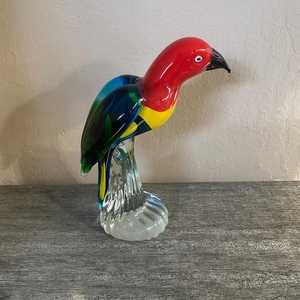 Figurine d'oiseau en verre soufflé coloré, dôme en verre, détails rouge, jaune, noir, thème animal, pièce d'art décorative artisanale, mini-monde en verre - Product Image 3