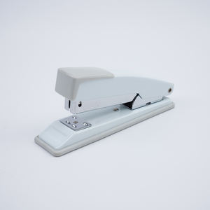 Grapadora <span class=keywords><strong>de</strong></span> metal <span class=keywords><strong>de</strong></span> escritorio duradera personalizada especial estándar 24/6 26/6 con suministros <span class=keywords><strong>de</strong></span> papelería <span class=keywords><strong>de</strong></span> <span class=keywords><strong>precio</strong></span> al por mayor - Product Image 3