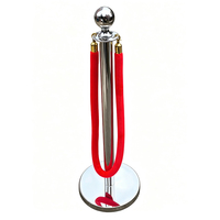 Ensemble de poteaux de guidage en acier inoxydable argenté avec corde en velours rouge pour le contrôle des foules et la gestion des files d'attente