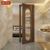 Pintu Kaca Cermin Panel Komposit Veneer Kayu Jati Rekayasa Warna Walnut Tahan Air yang Dapat Disesuaikan untuk Kamar Mandi Villa Apartemen Hotel