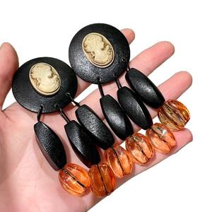 Boucles d'oreilles pendantes en bois avec motif visage vintage et perles de cristal orange, bijoux de mode pour femmes - Product Image 4
