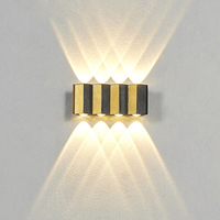 Applique murale LED extérieure étanche avec garniture dorée en nid d'abeille et éclairage multi-faisceaux - Universelle pour villa, couloir, hall, balcon