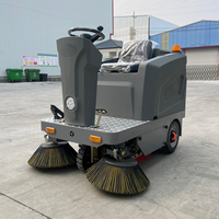 Balayeuse de voirie industrielle automatique électrique autoportée à trois roues et trois brosses pour usine et atelier