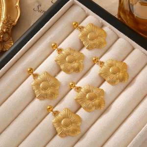 Declaración PVD Chapado en oro 18K Pendientes colgantes de flores grandes Pendientes vintage de flores de oro amarillo de acero inoxidable que no se deslustran - Product Image 4