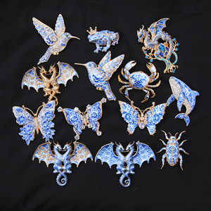 Broche de Animal em Porcelana Esmaltada Azul e Branca Banhado a Ouro com Strass: Dragão, Beija-flor, Borboleta, Caranguejo, Sapo, Golfinho, Besouro - Alfinete de Lapela - Product Image 1