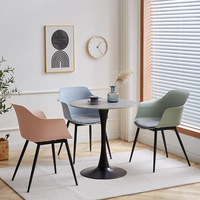 Chaise de restaurant nordique minimaliste moderne, ensemble chaise et table basse, chaise de salle à manger en plastique à dossier haut pour usage commercial