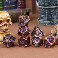 Ensemble de 7 dés en métal faits à la main - Dés polyédriques pour jeux de rôle, logo personnalisé, construction durable, thème floral naturel, objet de collection