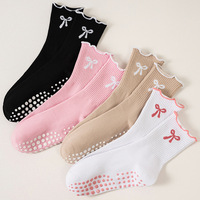 Chaussettes de sport professionnelles mi-mollet pour femme, en coton à fibres longues, antidérapantes, avec nœud brodé et détails en colle