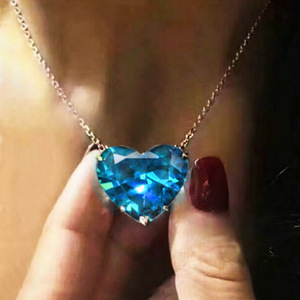 Collana con Ciondolo a Cuore in Cristallo, Catena a Serpente Placcata Oro 18K, Gioiello Romantico da Donna per Uso Quotidiano con Strass Blu - Product Image 1