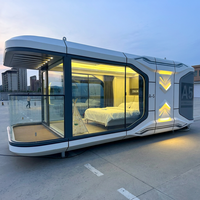 Maison préfabriquée moderne en conteneur, mini-maison capsule spatiale avec balcon