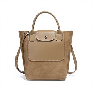 Nuevo Bolso de Mano de Mujer Estilo Francés de Lujo con Solapa de PU y Correa de Cadena, Capacidad de 1-1.9L, Forma Regular - Product Image 1