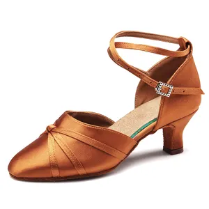 Sottovuoto satinato con diverse scarpe da ballo in latino da donna