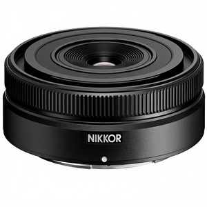 Objectif pancake NIKKOR Z 26mm F/2.8 pour appareils photo hybrides de la série Z |   Compatible avec les capteurs APS-C |   Fabriqué en Chine, design fin et élégant - Product Image 1