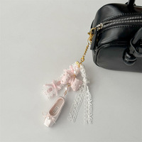 Porte-clés et breloque de sac pour femme, fait main, en forme de mini-chaussure de ballet à bout pointu, avec nœud en perles et sangle en dentelle, pour danseuses, ballerines et sacs à dos
