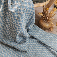 Tissu en coton denim bleu clair et blanc à broderie géométrique ajourée, motif floral miniature, pour robe d'été