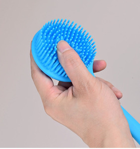 Mamá, con él, no me tengo que preguntarle a nadie más. Cepillo de baño de silicona con mango largo para frotarse la espalda, ideal para refrescarse. - Product Image 6