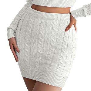 Ensemble décontracté d'hiver pour femme : pull court en maille respirante et mini-jupe – Tenue de détente pour femme - Product Image 3
