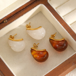 ต่างหูเรซิ่นรูปตัว C สีอำพัน ชุบทอง 18k สแตนเลสทรงหยดน้ำ เครื่องประดับแฟชั่นทรงเรขาคณิต - Product Image 1