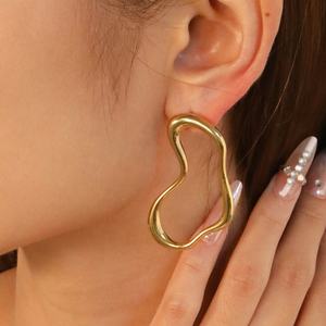 Boucles d'oreilles créoles tendance plaquées or 18 carats, motif corne de vache texturée, bijoux en acier inoxydable, boucles d'oreilles clous minimalistes irrégulières et creuses - Product Image 2